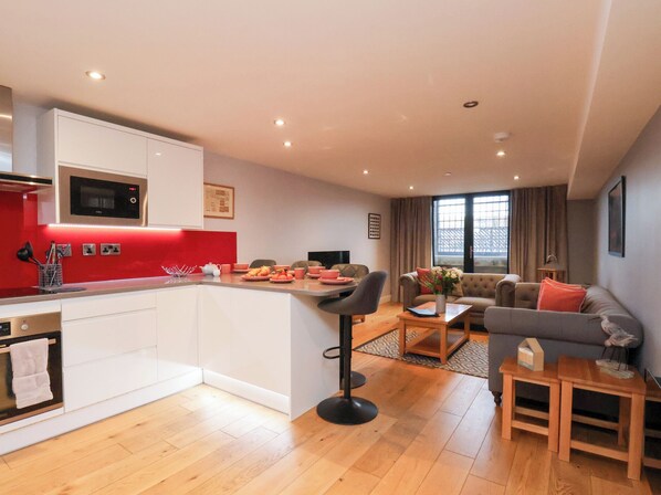 Cottage | Private kitchen | Microwave, dishwasher, high chair, cookware/dishes/utensils
