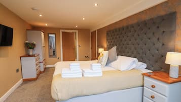 2 bedrooms, individually decorated, individually furnished, free WiFi