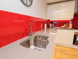 Microondas, lavavajillas, silla alta para bebés, utensilios de cocina