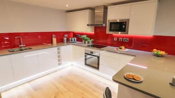 Cottage | Private kitchen | Microwave, dishwasher, highchair, cookware/dishes/utensils