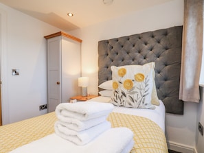 2 bedrooms, individually decorated, individually furnished, free WiFi - George Stephenson @ Engine Shed (Whitby)