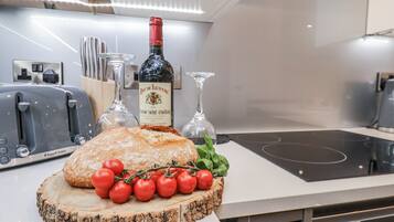 Cottage | Private kitchen | Fridge, dishwasher, electric kettle, toaster