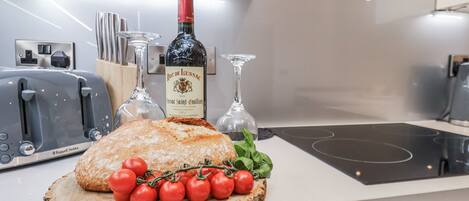 Refrigerador, lavavajillas, tetera/pava eléctrica, tostadora