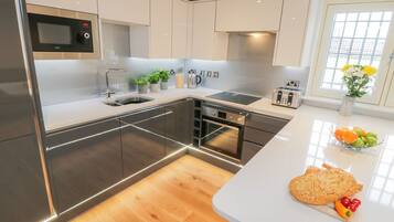 Cottage | Private kitchen | Fridge, dishwasher, electric kettle, toaster