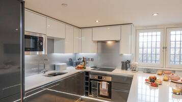 Cottage | Private kitchen | Fridge, dishwasher, electric kettle, toaster