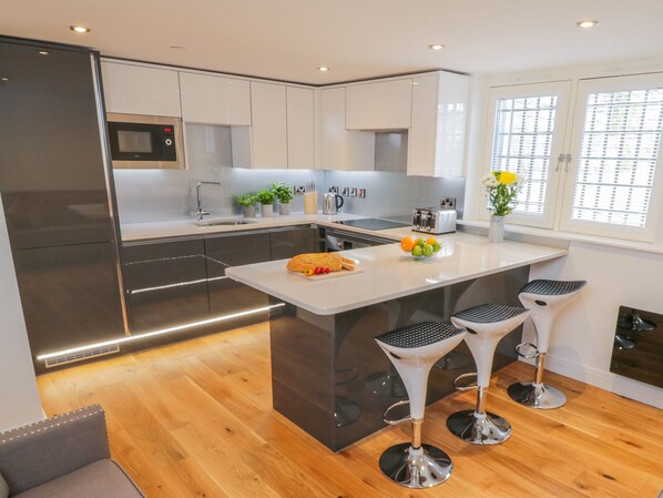 Cottage | Private kitchen | Fridge, dishwasher, electric kettle, toaster - George Stephenson @ Engine Shed (Whitby)