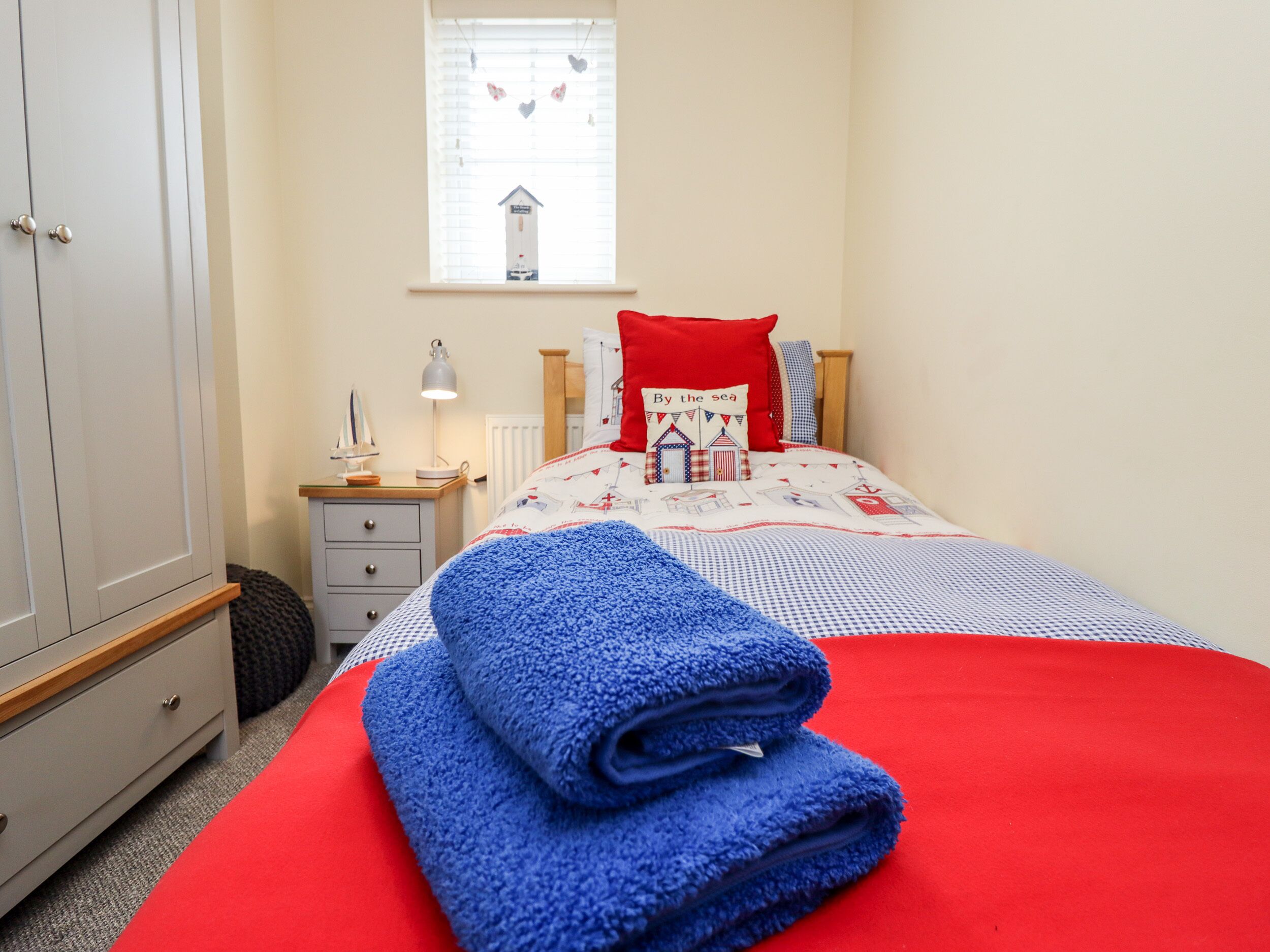 2 habitaciones, decoración personalizada y muebles diferentes 