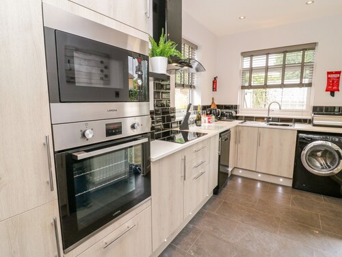 2 Ings Avenue