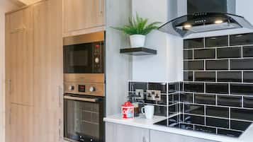 Cottage | Private kitchen | Microwave, dishwasher, highchair, cookware/dishes/utensils