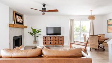 Smart TV, chimenea, Netflix y Hulu