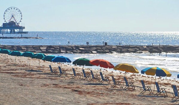 Playa en los alrededores y toallas de playa 