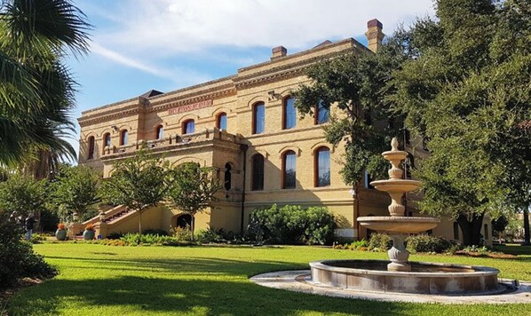 Exterior - The Coco Mermaid “A Gorgeous Condo on the Gulf!“ City Registration #GVR15407 (Galveston)