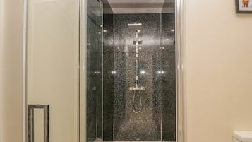 Cottage | Bathroom | Shower, hair dryer