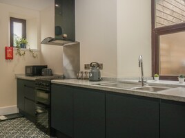 Cottage | Private kitchen | Oven, stovetop, coffee/tea maker, electric kettle