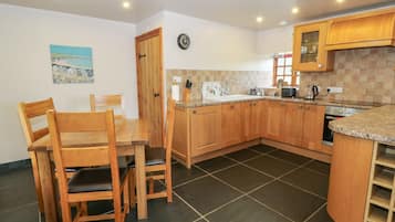 Cottage | Privékeuken | Een microgolfoven, een kookplaat, een vaatwasser, een waterkoker