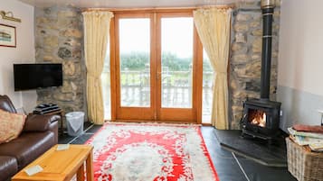 Cottage | Living area | TV