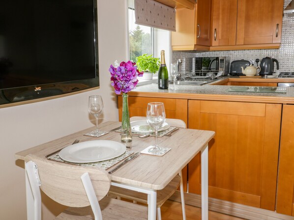 Cottage | Dining
