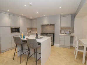 Ketel listrik, pemanggang roti, dan kursi makan untuk bayi