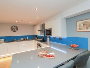 Microwave, dishwasher, electric kettle, toaster