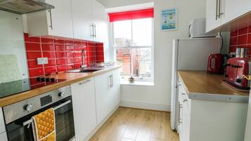 Cottage | Private kitchen | Microwave, stovetop, dishwasher, cookware/dishes/utensils