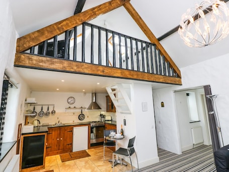 Cottage | Private kitchen | Fridge, microwave, stovetop, electric kettle