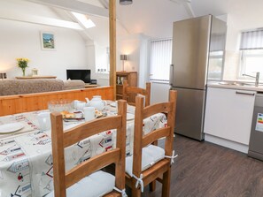 Cottage | Private kitchen | Dishwasher, electric kettle, toaster, cookware/dishes/utensils - The Stables (Penzance)