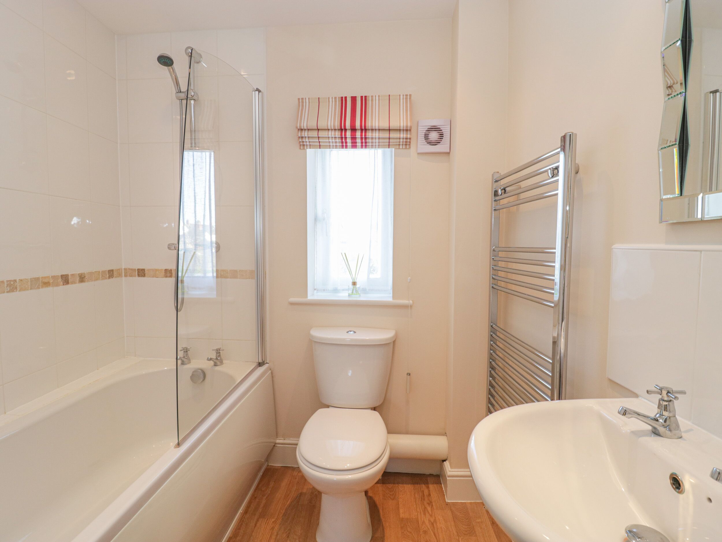 Un baño con bañera, inodoro y lavabo.
