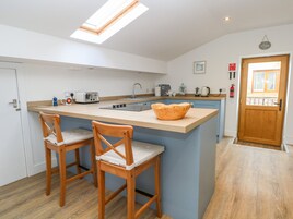 Cottage | Private kitchen | Stovetop, electric kettle, toaster, cookware/dishes/utensils