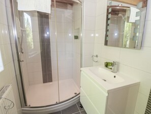 Cottage | Bathroom | Shower