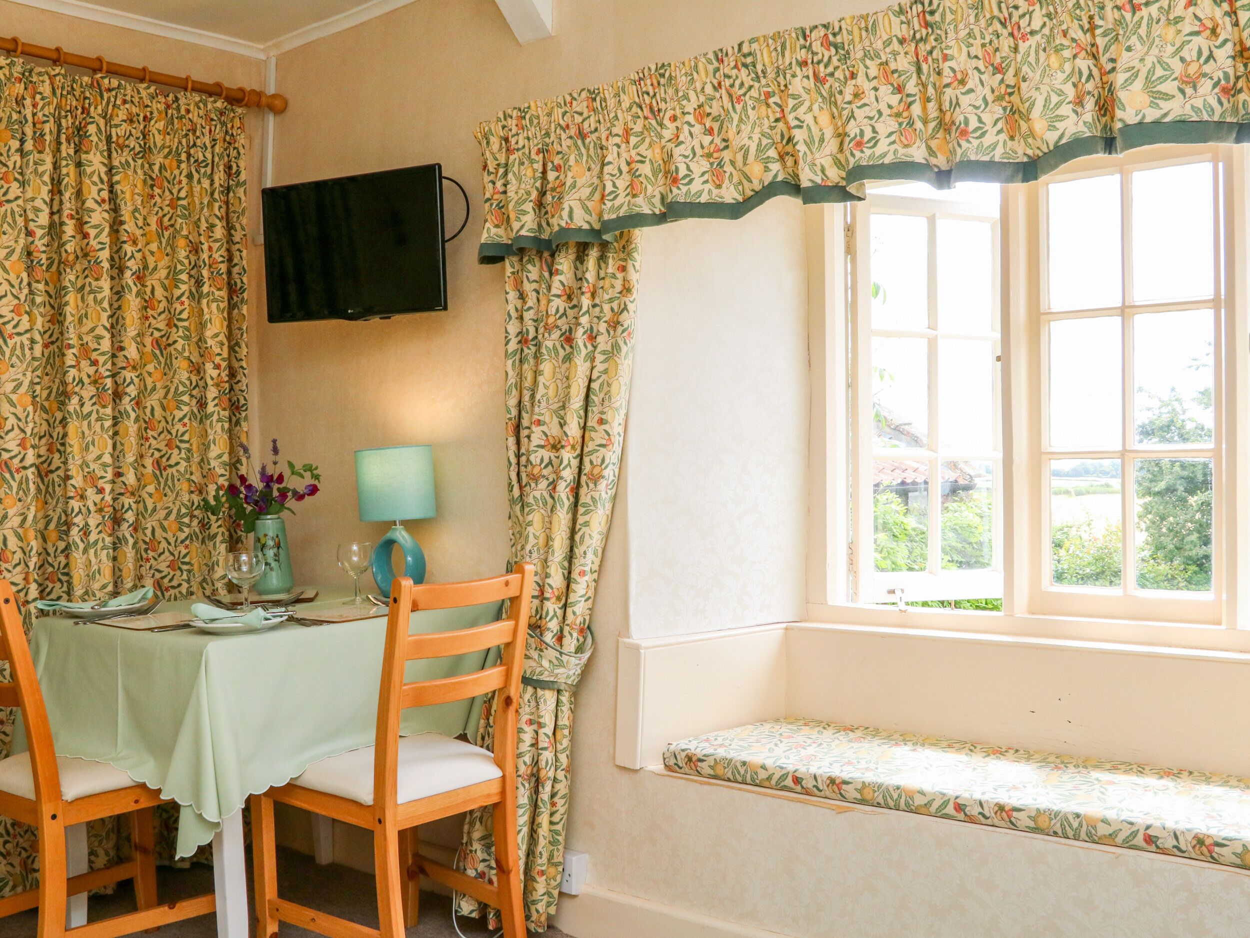 Cottage | Dining