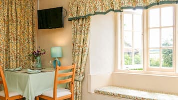 Cottage | Dining