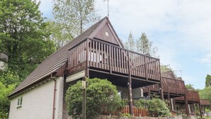A two-story house with a balcony and a small garden area. - Valley Lodge 52 (Gunnislake)