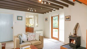 Un salon chaleureux avec un canapé, une table basse et une cheminée.