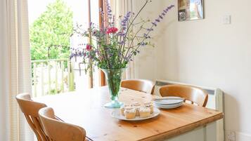 Cottage | Dapur pribadi | Lemari es, microwave, mesin pencuci piring, dan kursi makan untuk bayi