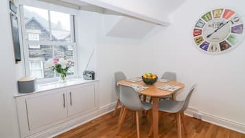 Cottage | Private kitchen | Stovetop, dishwasher, cookware/dishes/utensils