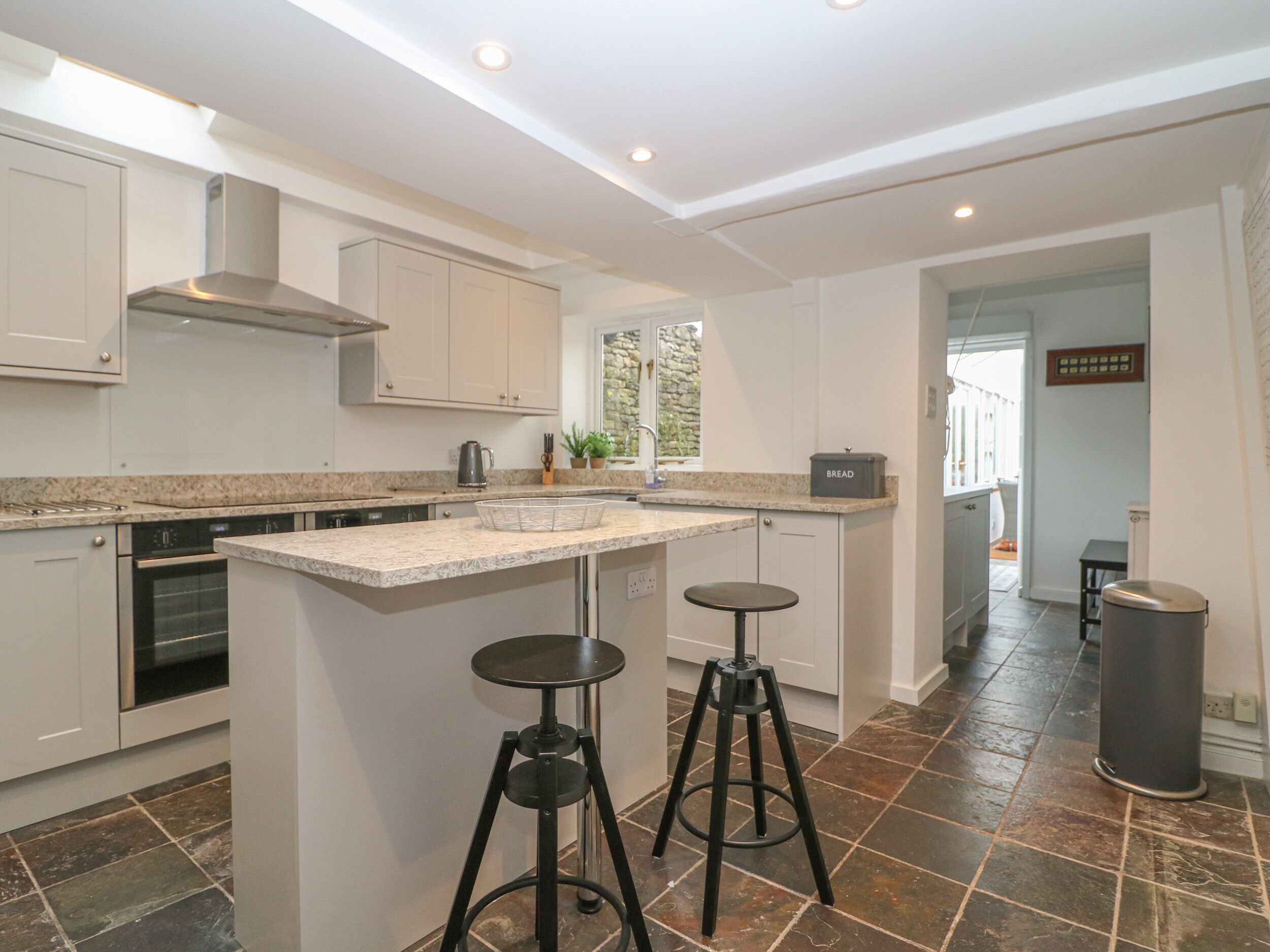 Cottage | Private kitchen | Dishwasher, cookware/dishes/utensils