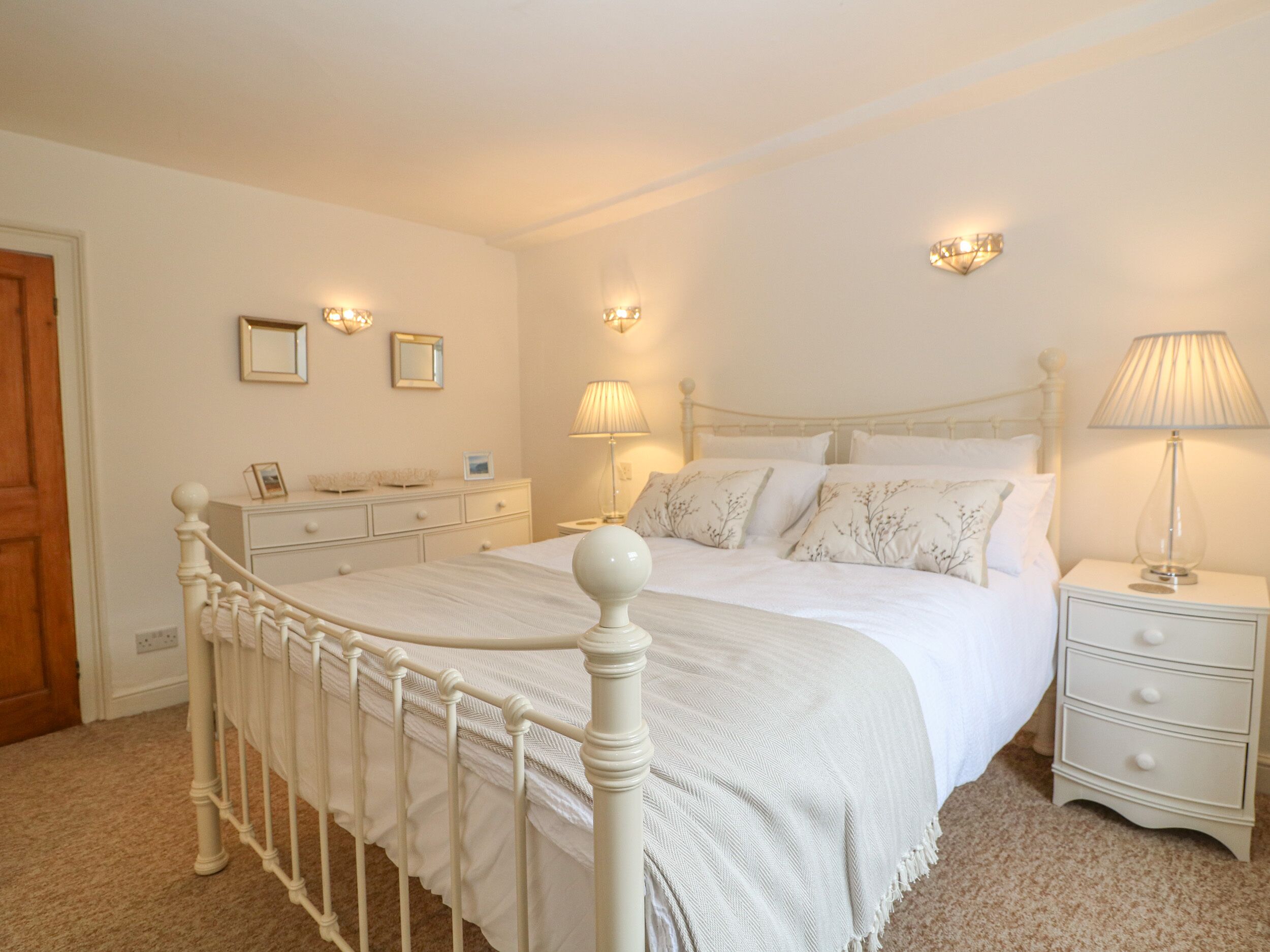 Cottage | 4 bedrooms, individually decorated, individually furnished, free WiFi