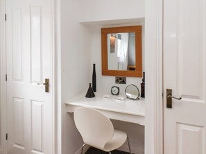 Cottage | Badkamer | Een douche, handdoeken