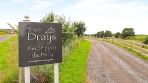 A sign for 'The Drays' with a directional arrow. - The Shippon (Tarporley)
