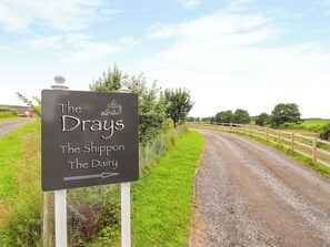 A sign for 'The Drays' with a directional arrow. - The Shippon (Tarporley)