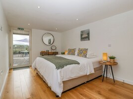 Cottage | 2 bedrooms, individually decorated, individually furnished, free WiFi