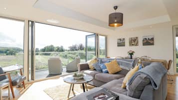 Cottage | Living area | TV