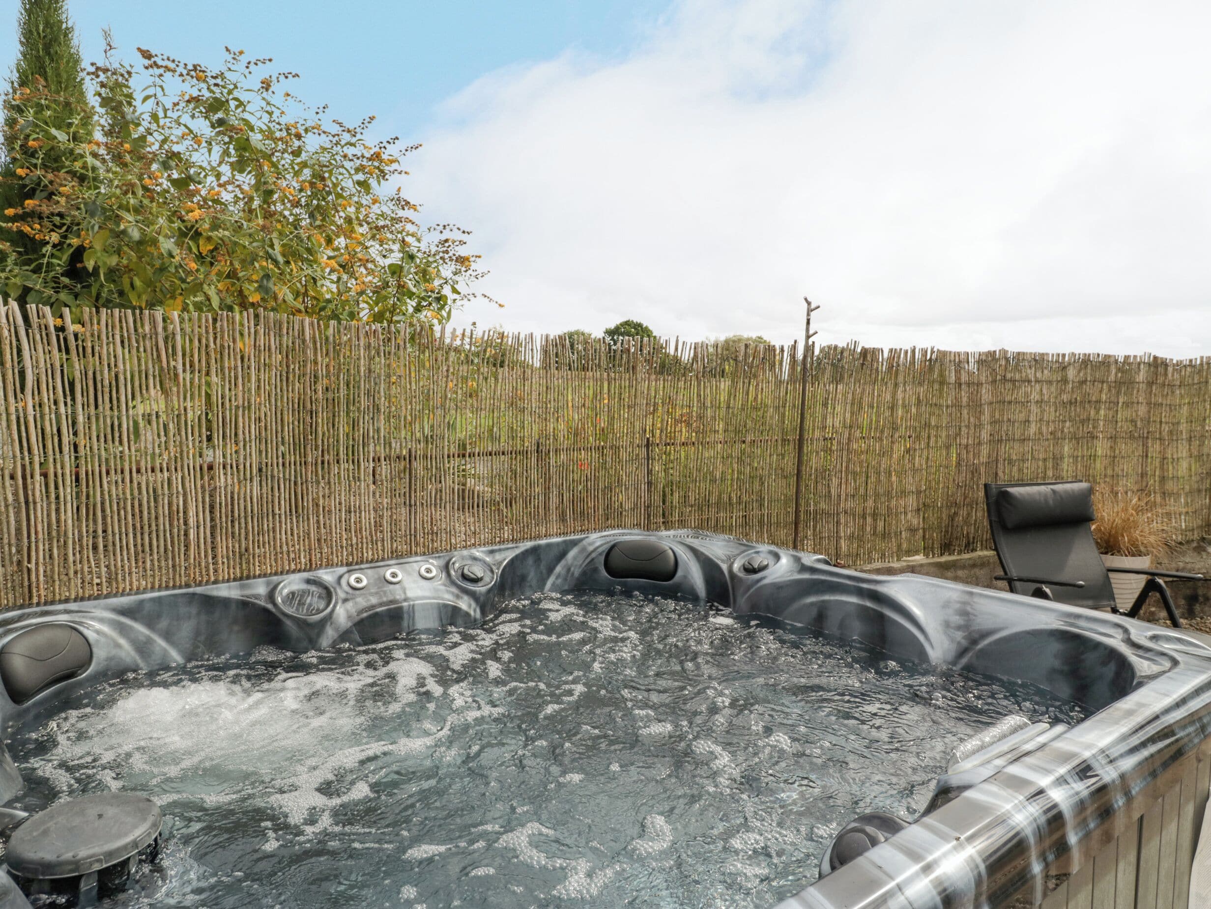 Cottage | Outdoor spa tub