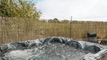 Cottage | Outdoor spa tub
