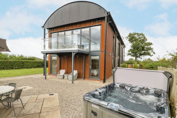 Cottage | Outdoor spa tub