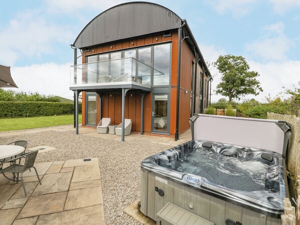 Cottage | Outdoor spa tub - The Dutch Barn (Leominster)