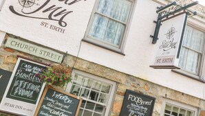 Un edificio con letreros que indican 'Star Inn St. Erth' y 'Church Street'.