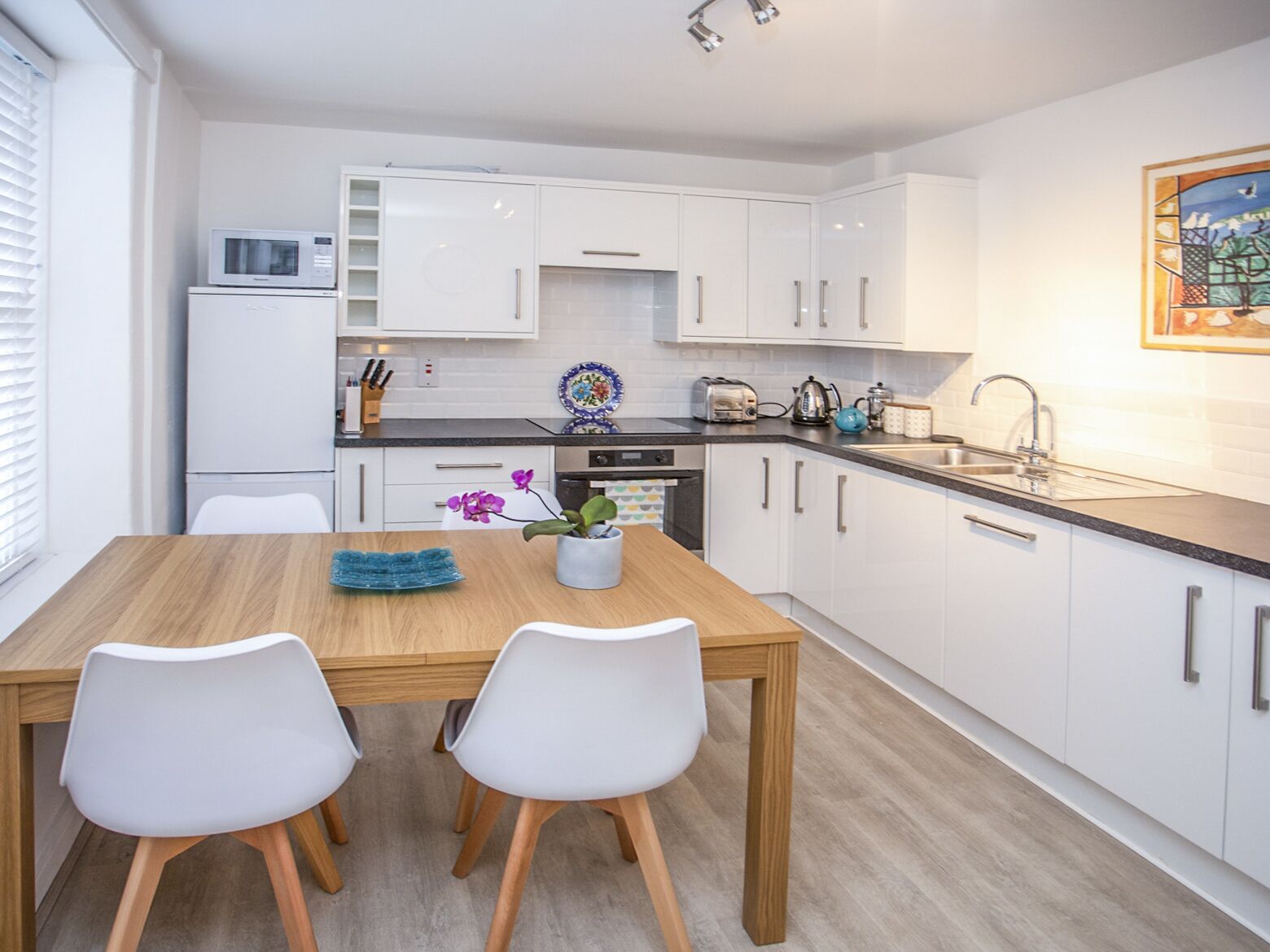 Cottage | Private kitchen | Dishwasher, high chair, cookware/dishes/utensils