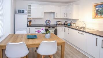 Cottage | Private kitchen | Dishwasher, high chair, cookware/dishes/utensils