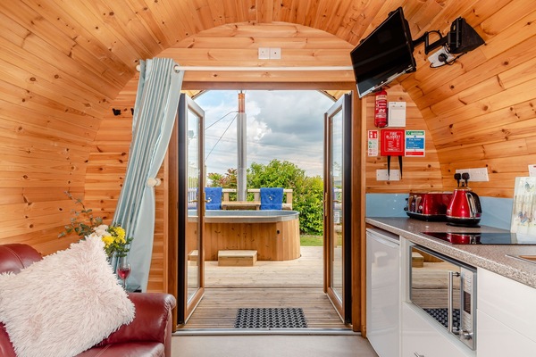Cottage | Private kitchen | Oven, stovetop, electric kettle, toaster